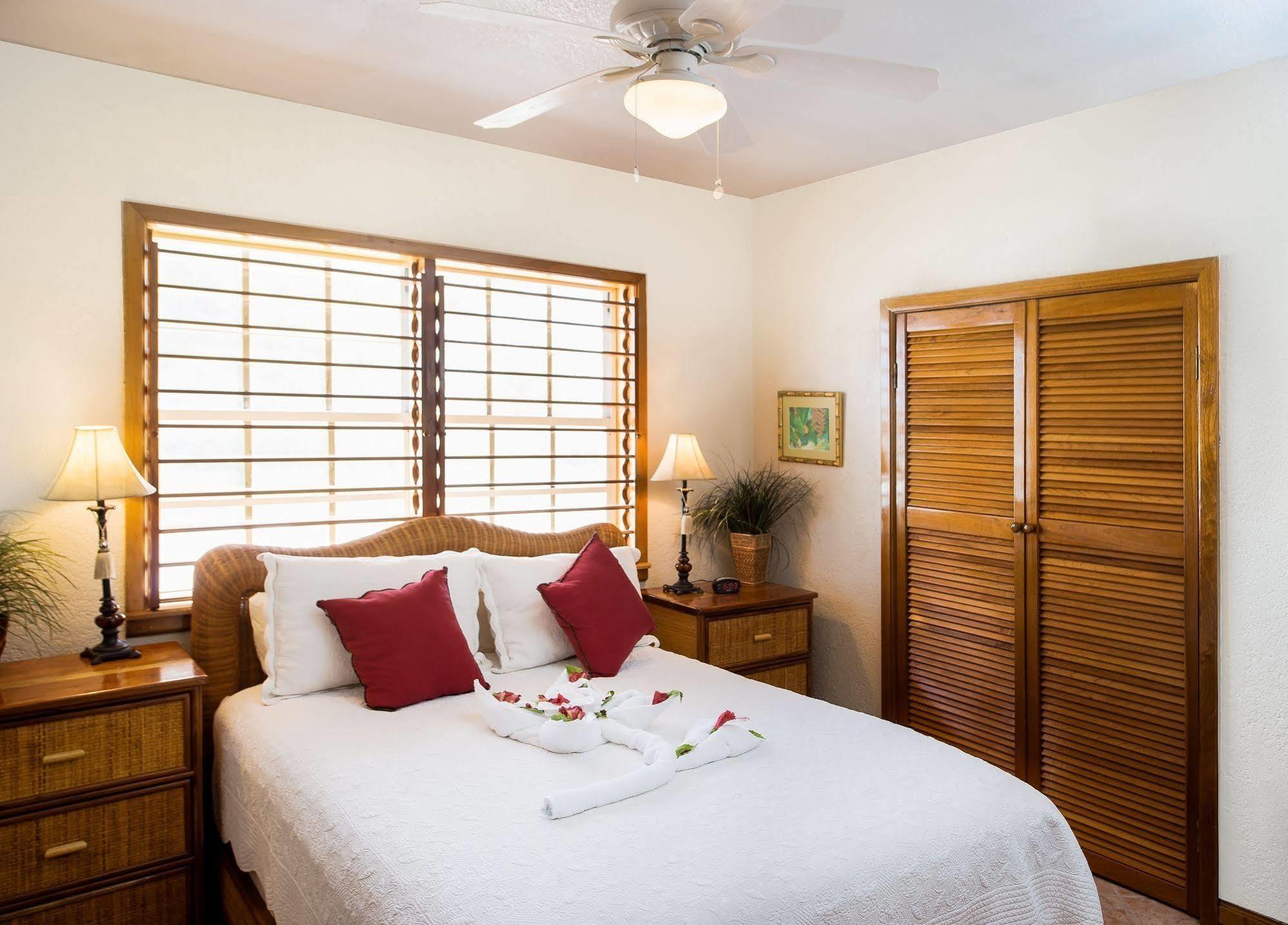 Banyan Bay Suites ซานเปโดร ภายนอก รูปภาพ